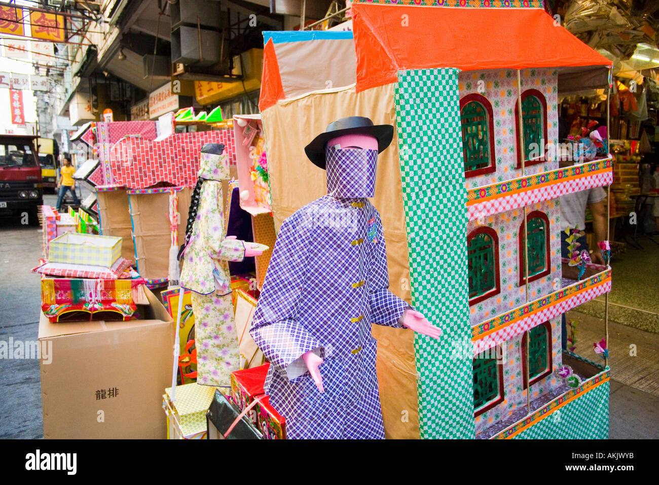 Le figure fatte di carta in Hong Kong shop Foto Stock
