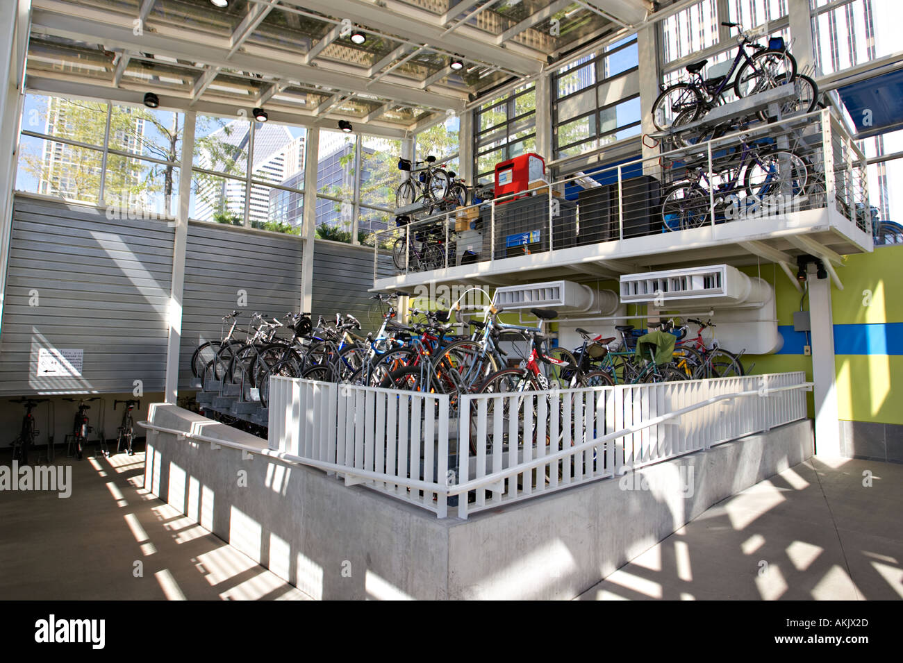 Parchi Chicago Illinois interno del Millennium Park stazione bicicletta double decker storage per pendolari visitatore e biciclette Foto Stock