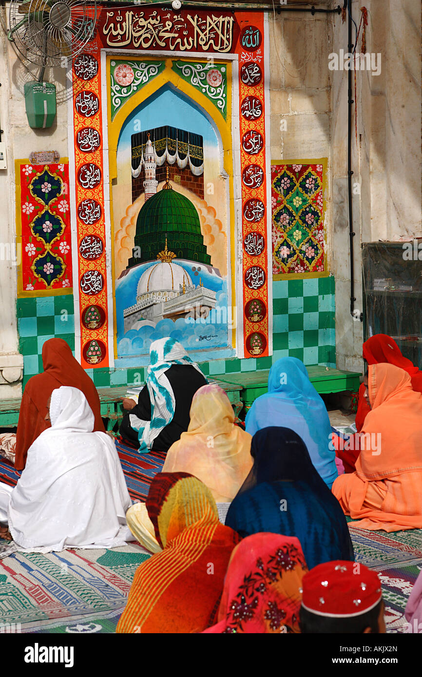 India Rajasthan, Ajmer, donne in preghiera nel Daragh Foto Stock