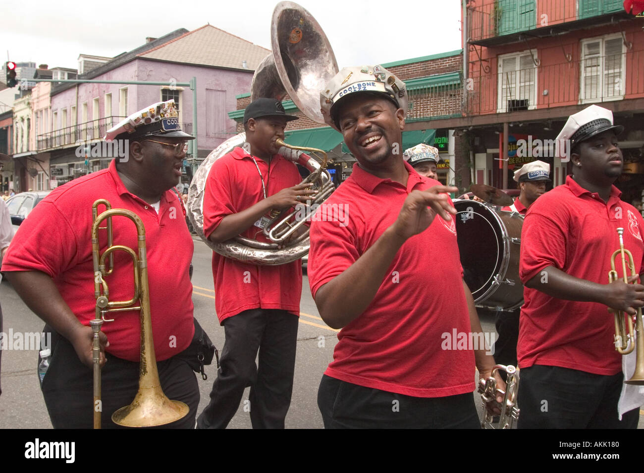 Coolbone brass band presso il creolo pomodoro kickoff Festival parade presso il mercato francese a New Orleans in Louisiana Foto Stock