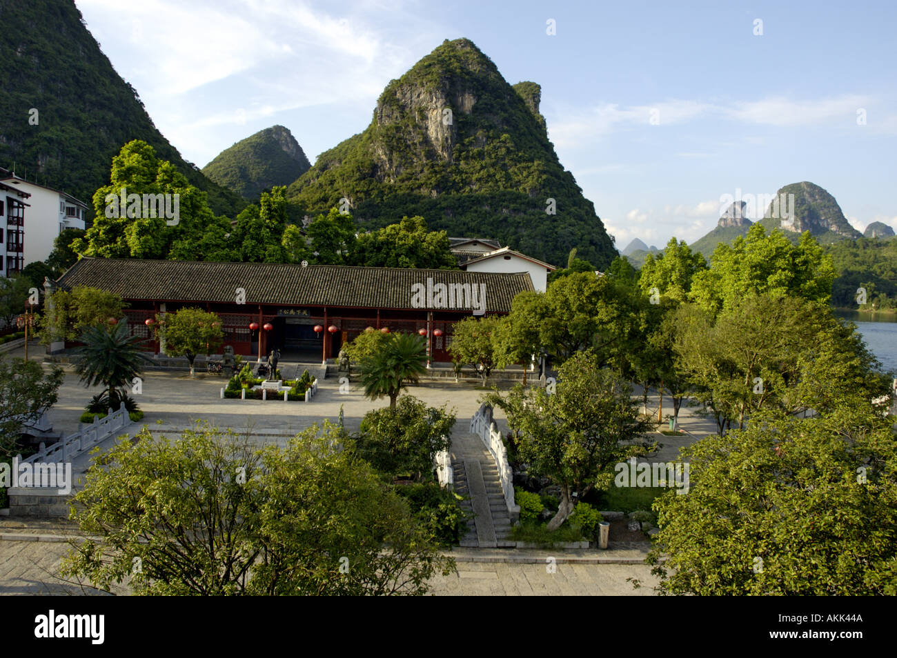 Città di Yangshuo, Guangxi, Cina - Sun Zhongshan Discorsi piattaforma sul Fiume Li Foto Stock