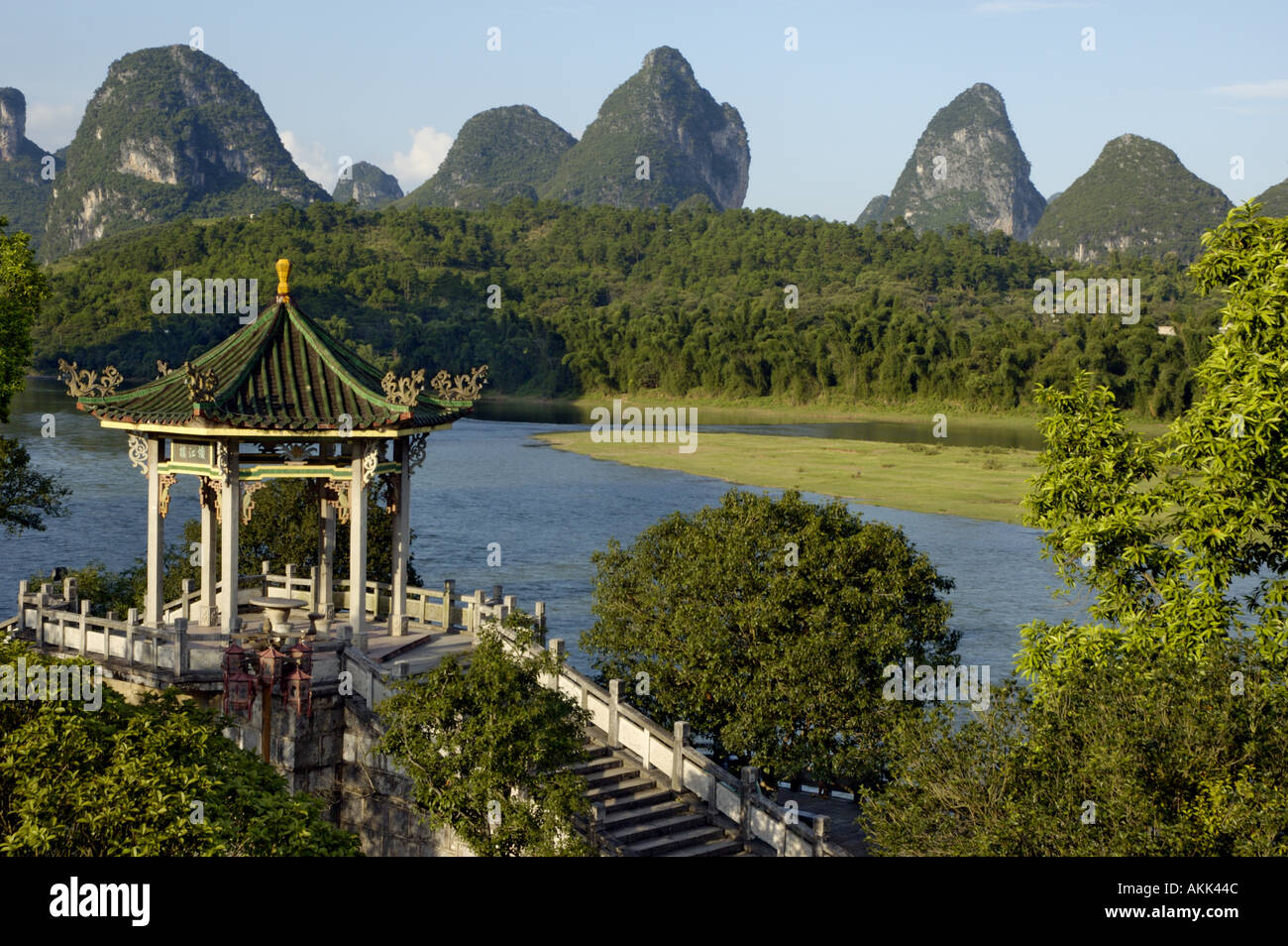 La Cina, nel Guangxi, yangshuo - un tipico padiglione / pagoda sul fiume Li la sera Foto Stock