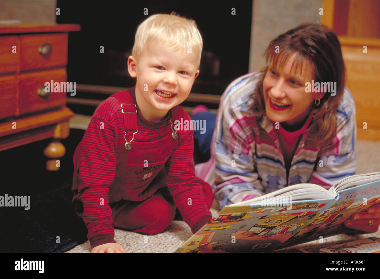 Madre e felice pre school boy la lettura di un libro Foto Stock
