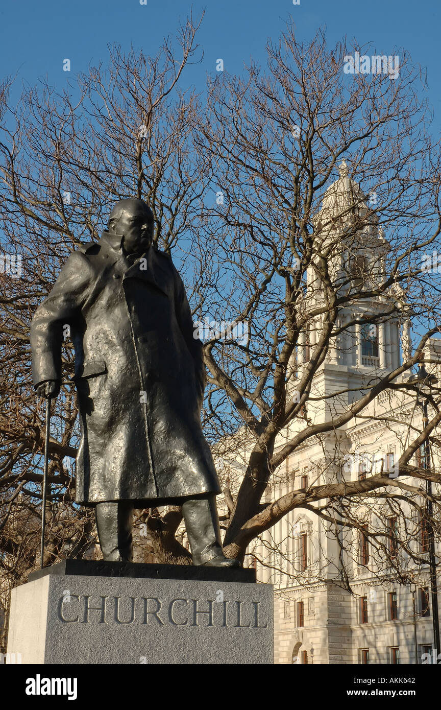 Statua del Primo Ministro britannico la II guerra mondiale Winston Churchill London Regno Unito Foto Stock