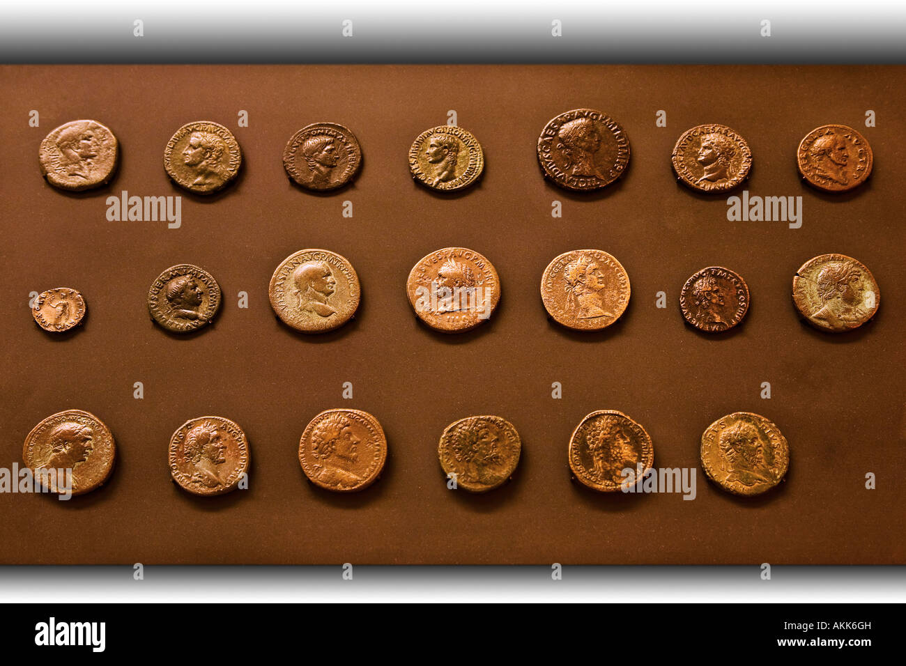 Di vecchie monete con ritratti di imperatori romani Foto Stock