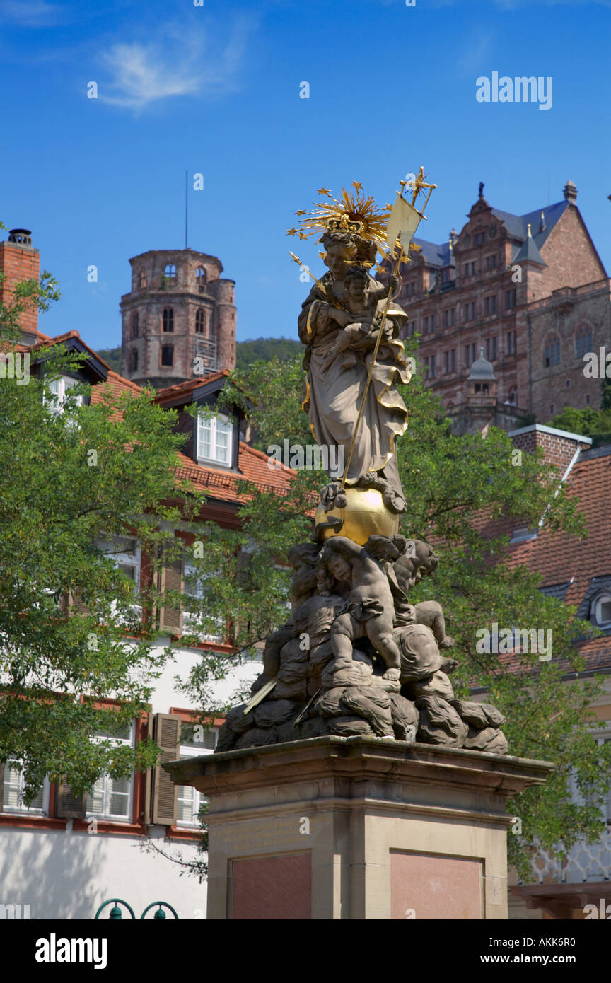 La statua della Madonna e il bambino nella Kornmarkt con Heidelberg Castle al di là di Heidelberg Baden Wurttemberg Germania Foto Stock
