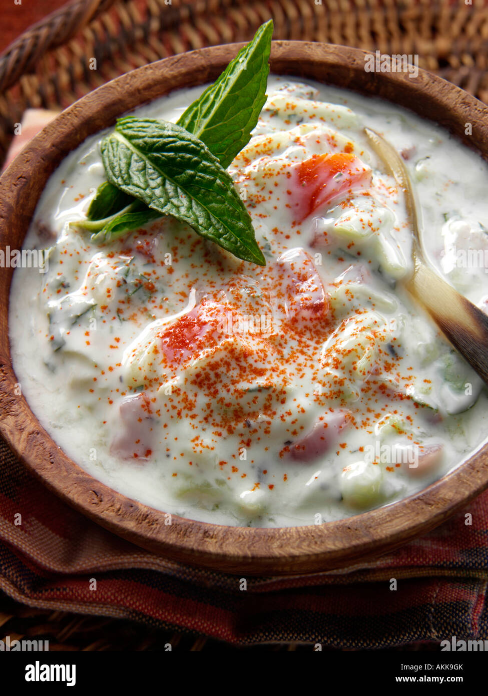 Un piatto indiana di cetriolo e pomodoro raita vegetariano cibo editoriale Foto Stock