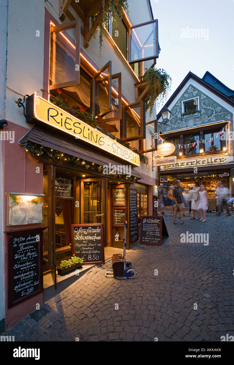 Schede di menu al di fuori di un ristorante Weinstube Drosselgasse Rudesheim Rheingau Germania Foto Stock