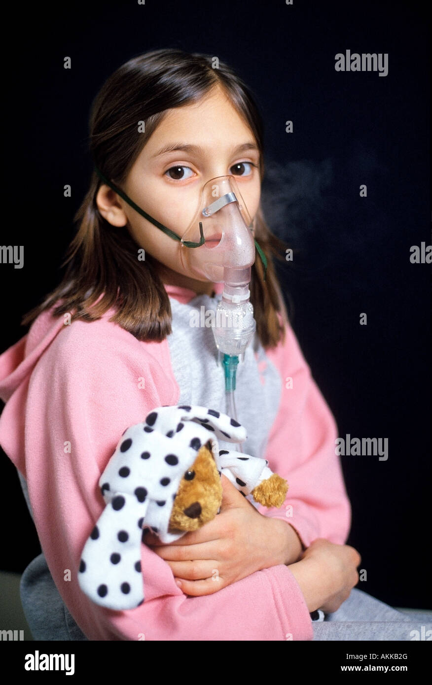 Bambino riceve ossigeno Ventolin trattamento con un nebulizzatore Foto  stock - Alamy