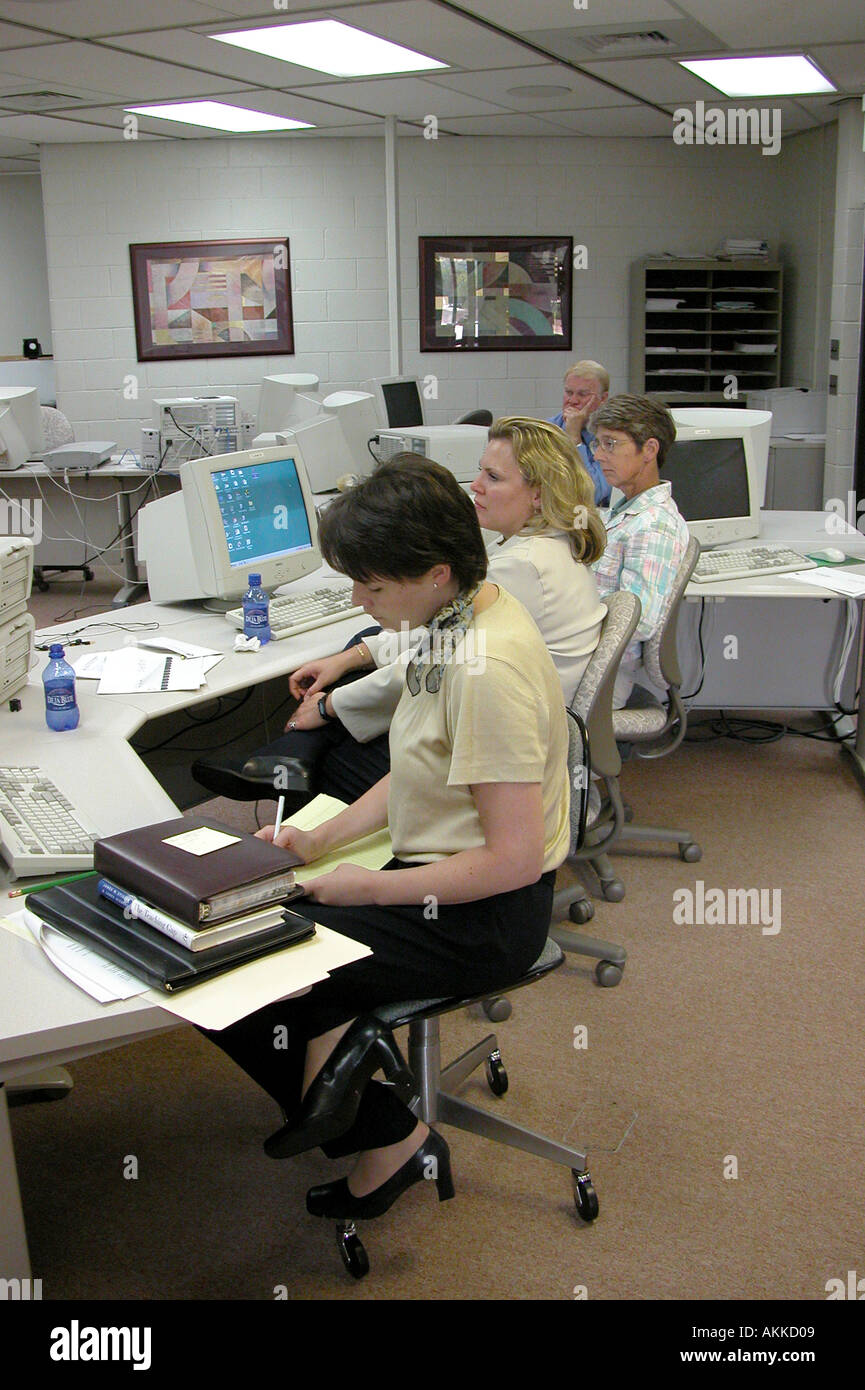 3 diversi livelli di età delle femmine prendere appunti durante le riunioni del personale Foto Stock