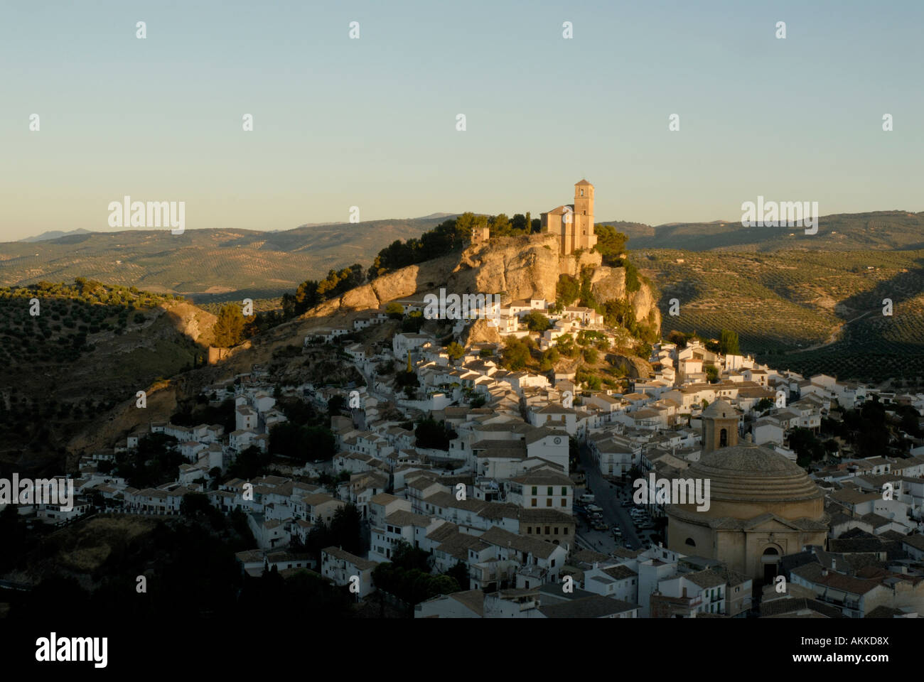Sunrise sulla chiesa e case di Montefrio, Andalusia, Spagna Foto Stock