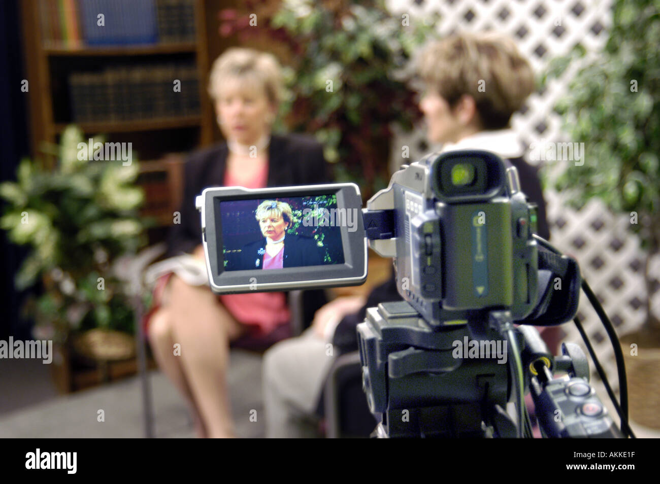 Alta scuola Televisione classe di produzione produce intervista di educatori che sarà in onda sulla rete via cavo locale Foto Stock