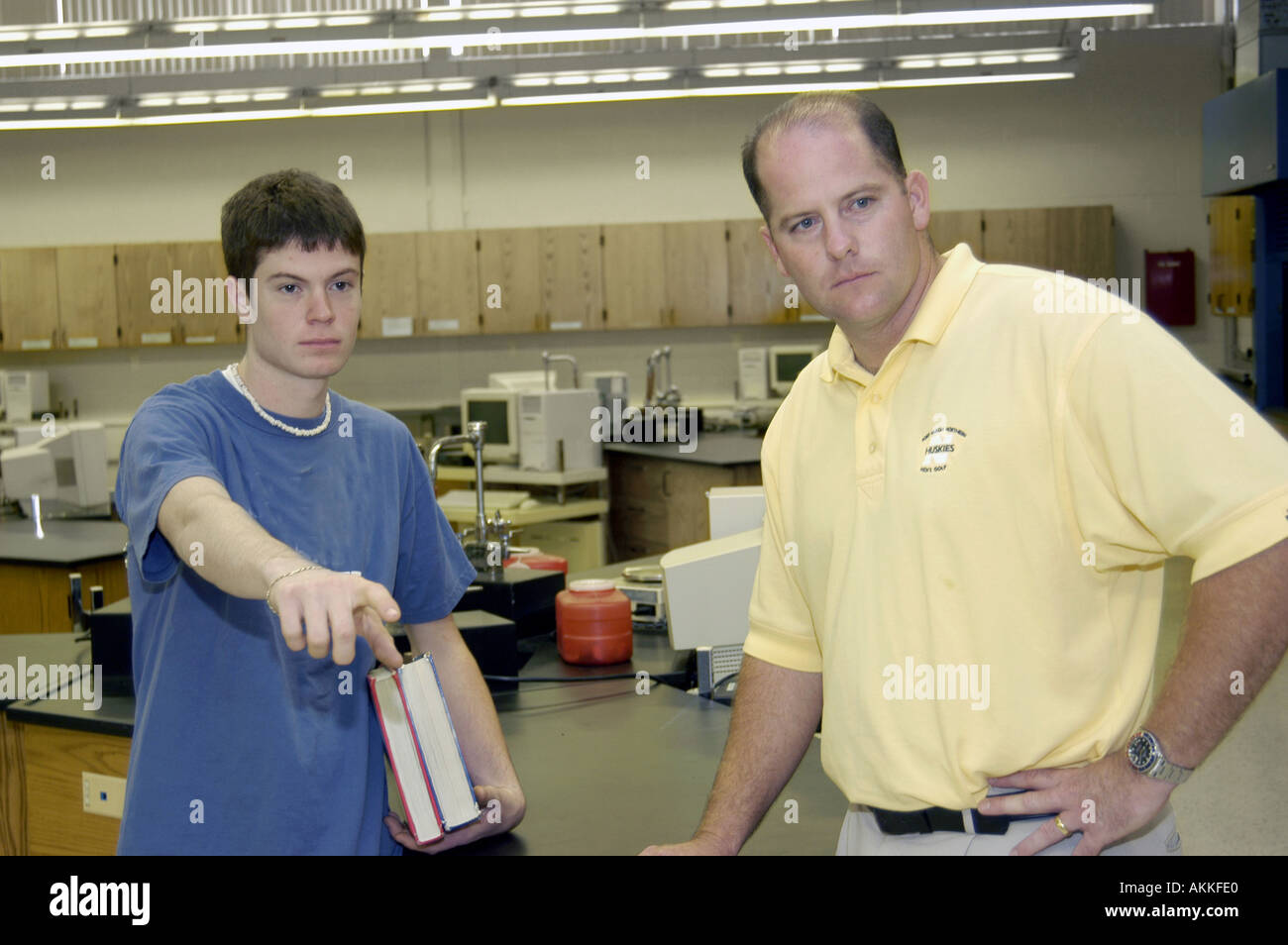 Alta scuola studente e insegnante hanno la discussione circa un problema con un altro studente Foto Stock