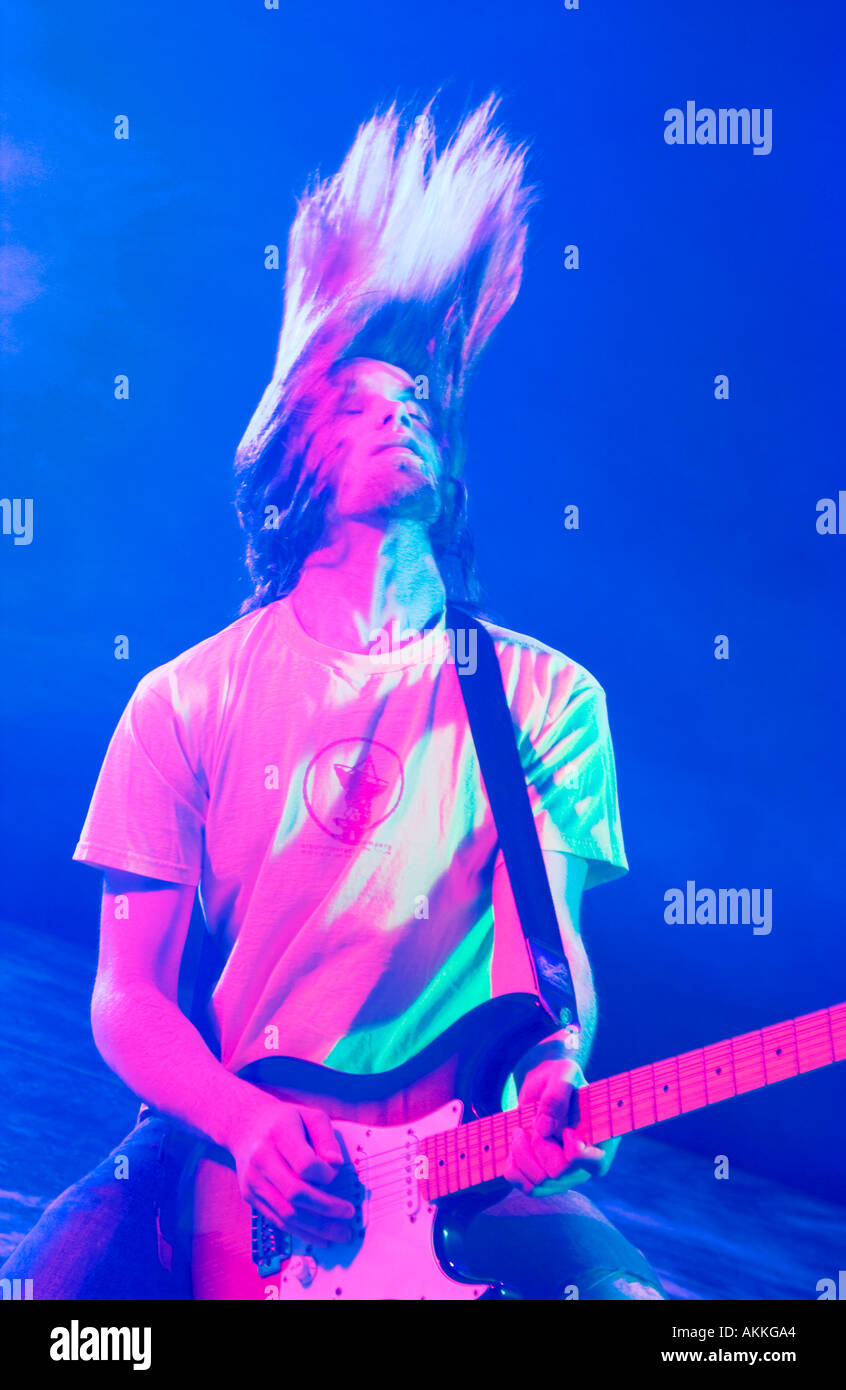 Uomo a suonare la chitarra Foto Stock