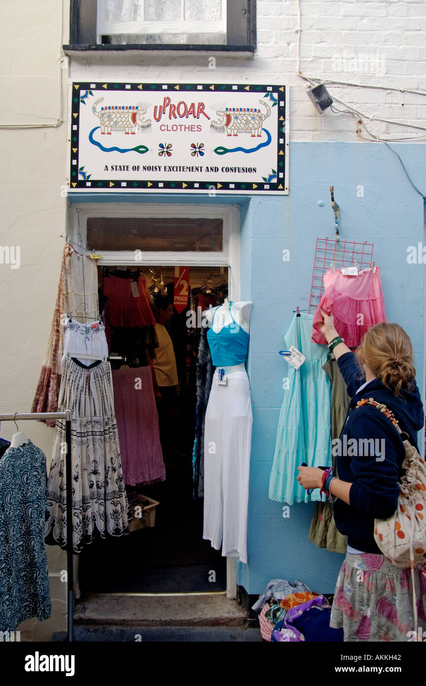 Un piccolo negozio di abbigliamento in un vecchio fishermans cottage vicino al porto a Padstow Cornwall Inghilterra Foto Stock