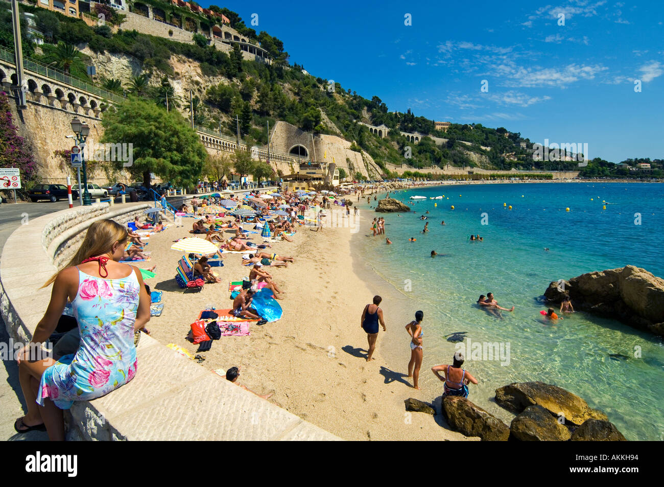 La spiaggia di La graziosa cittadina di Villefranche sur Mer vicino a Nizza sulla Costa Azzurra Foto Stock