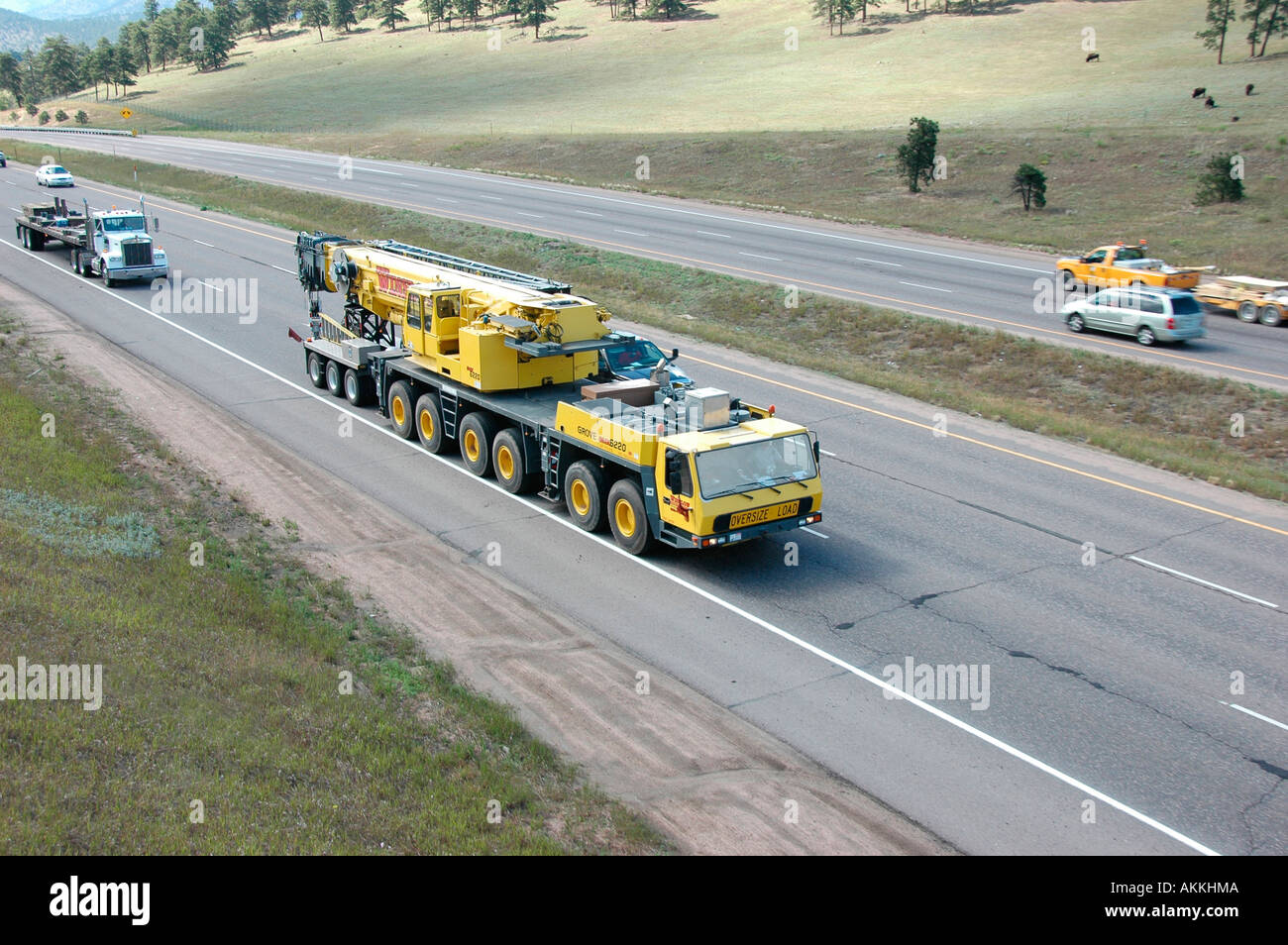 Commerciale in movimento lento sovrappeso autogru sulle autostrade autostrade strade con automobili su I70 appena ad ovest di Denver in Colorado Foto Stock