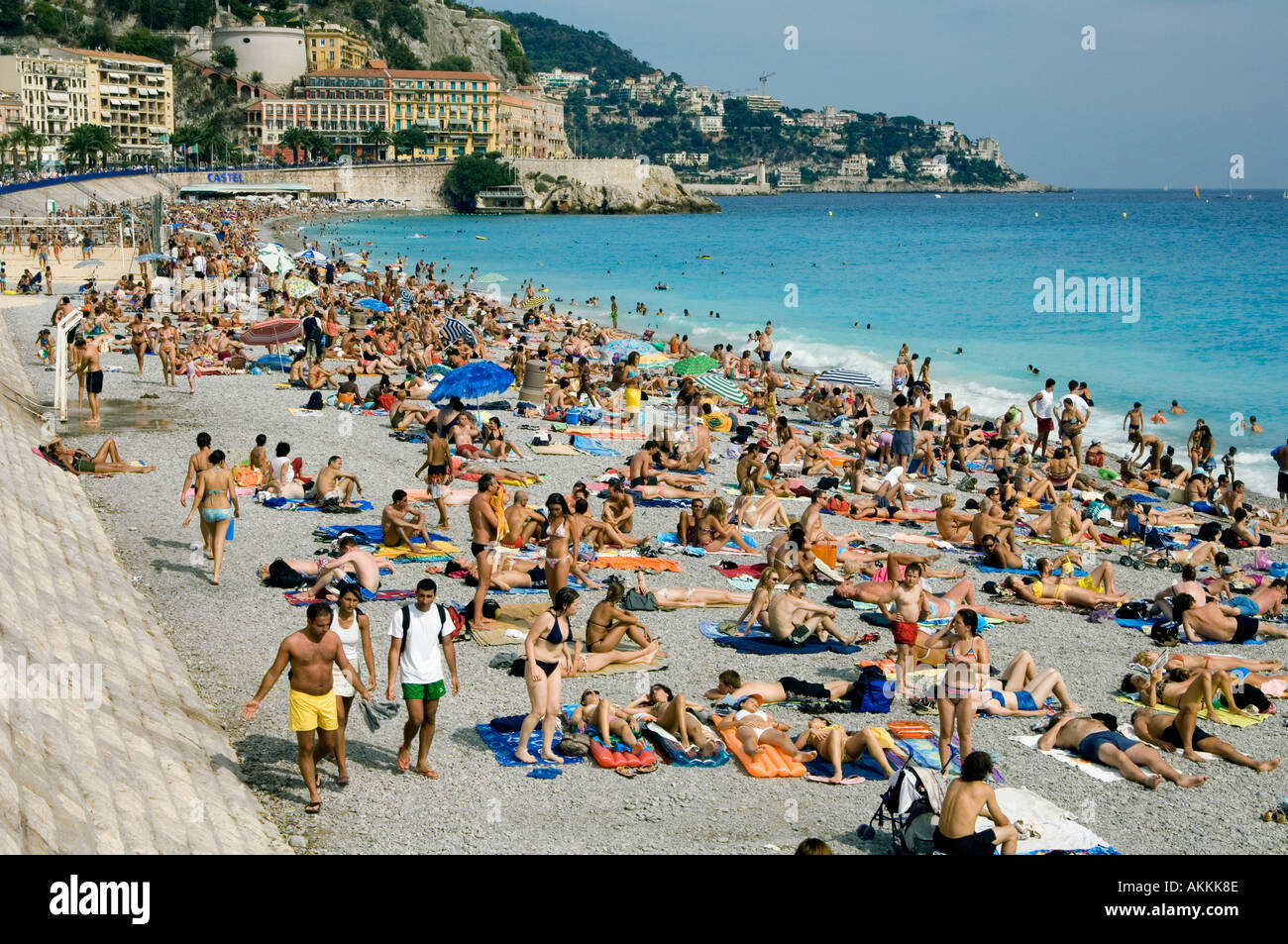 Spiaggia affollata sulla Promenade des Anglais, Nizza, Riviera Francese, Cote  d'Azur. Baie des Anges. Francia Foto stock - Alamy