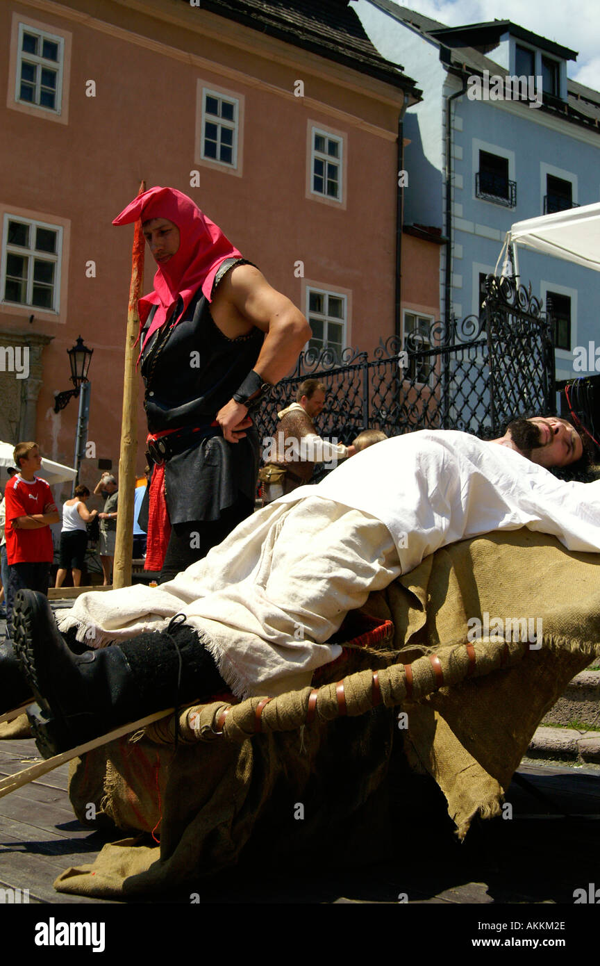 La tortura medievale la ricostruzione a Svatotrojicne Namestie square a Banska Stiavnica, Slovacchia Foto Stock