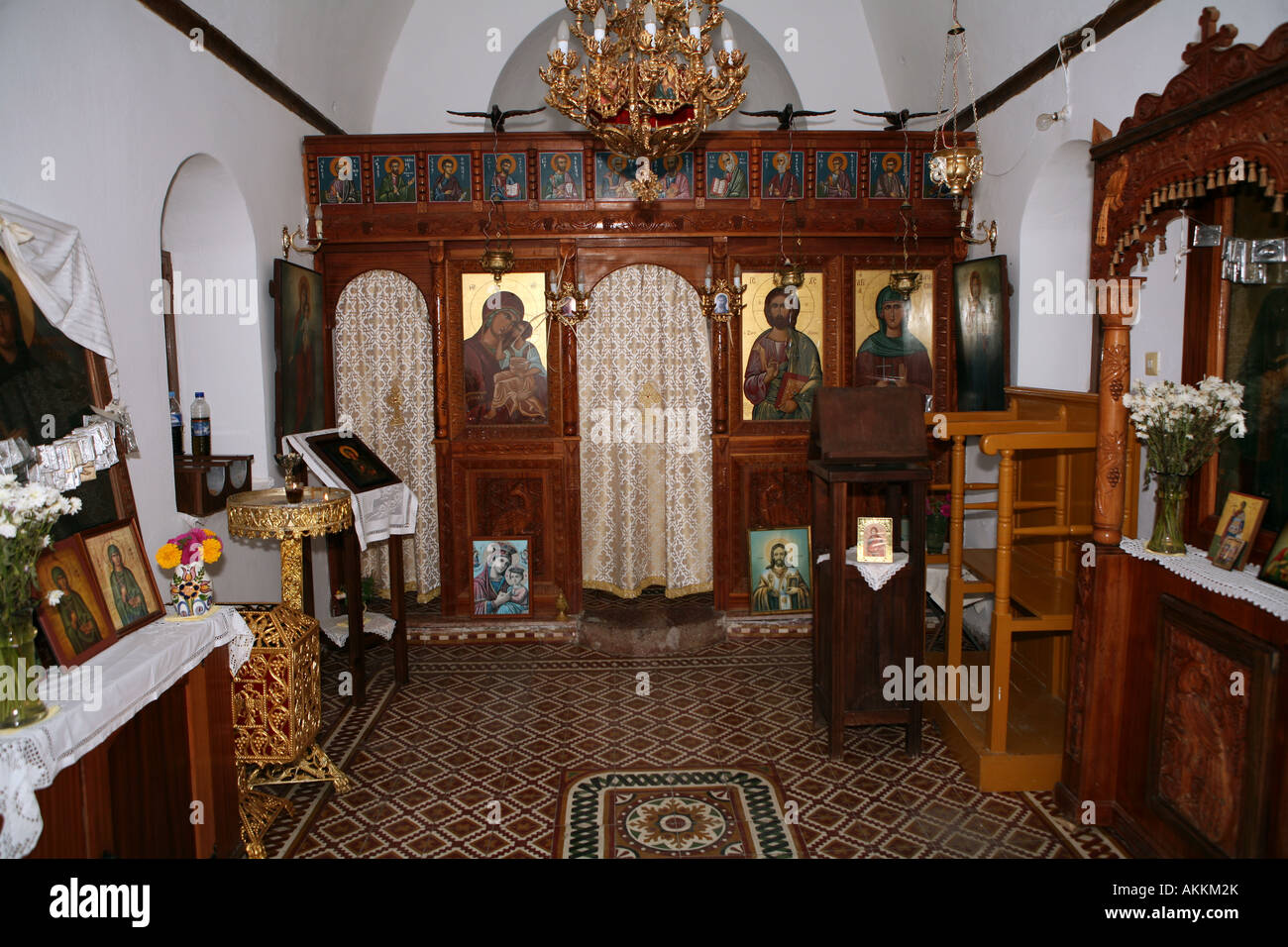 Una tipica piccola chiesa ortodossa del tipo che si trova in ogni villaggio e il borgo in Grecia Foto Stock