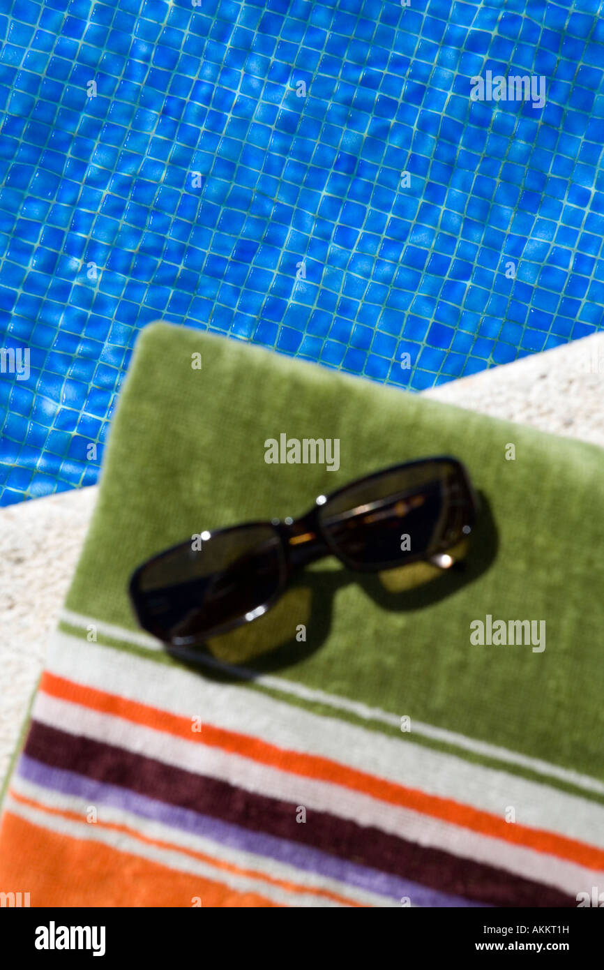 Ripiegate telo da spiaggia e occhiali da sole da piscina Foto Stock