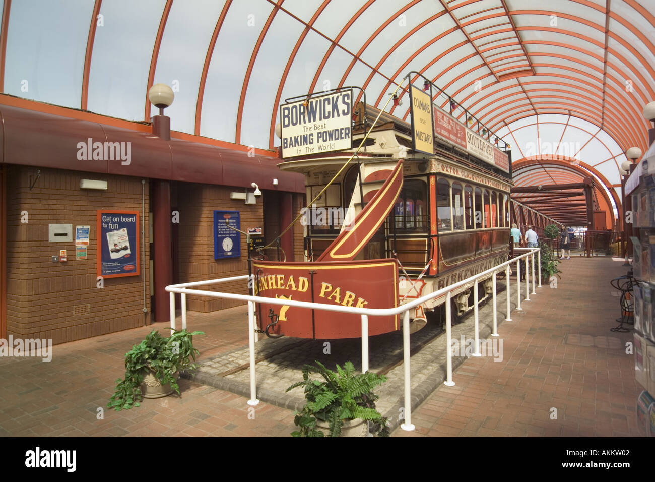 Tram storico nel ticket hall del Woodside Ferry Terminal Birkenhead Merseyside Wirral REGNO UNITO Foto Stock