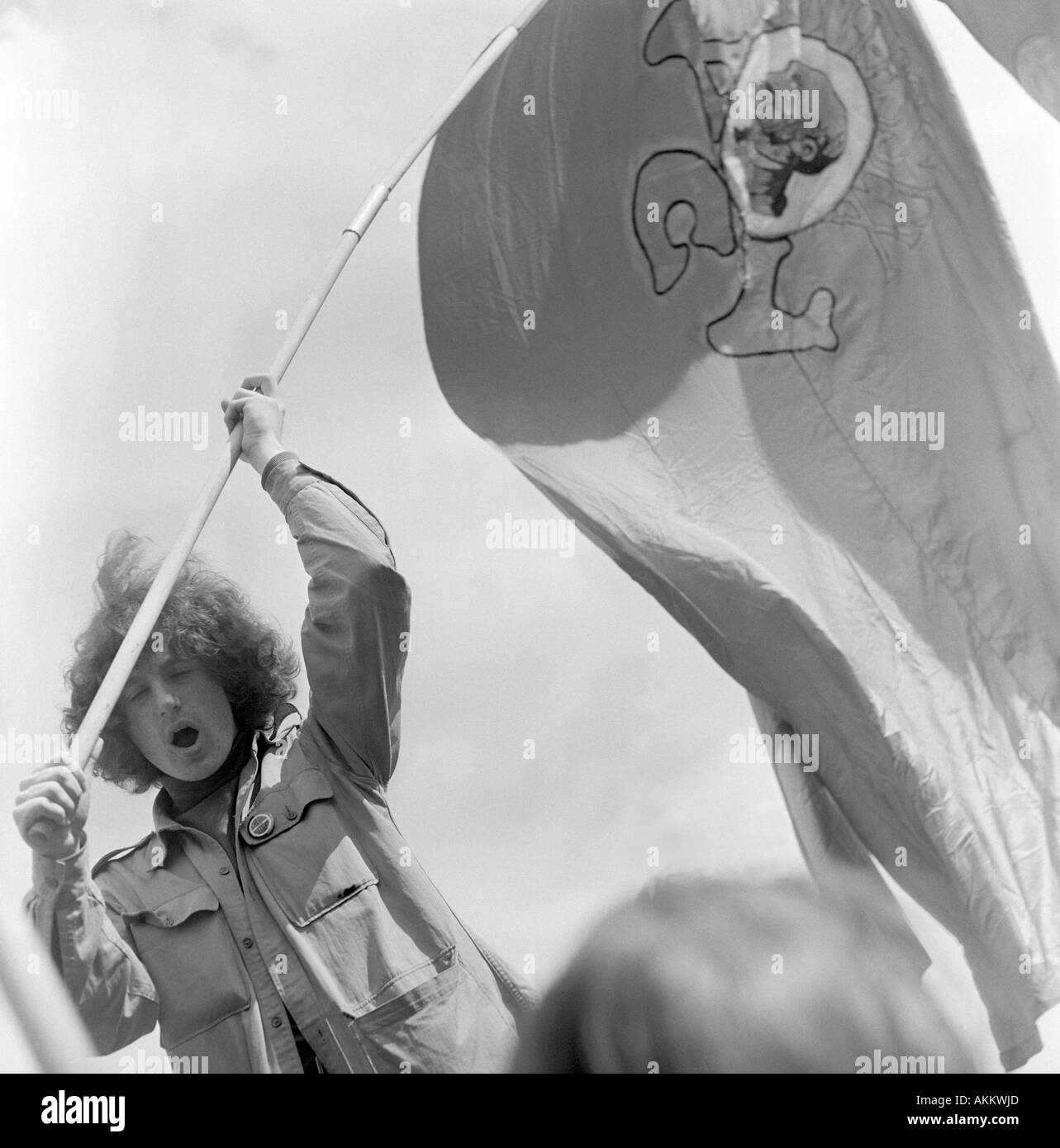 Giovane manifestante con bandiera di guerra Anti-Vietnam dimostrazione, Londra, 17 marzo 1968. Foto Stock