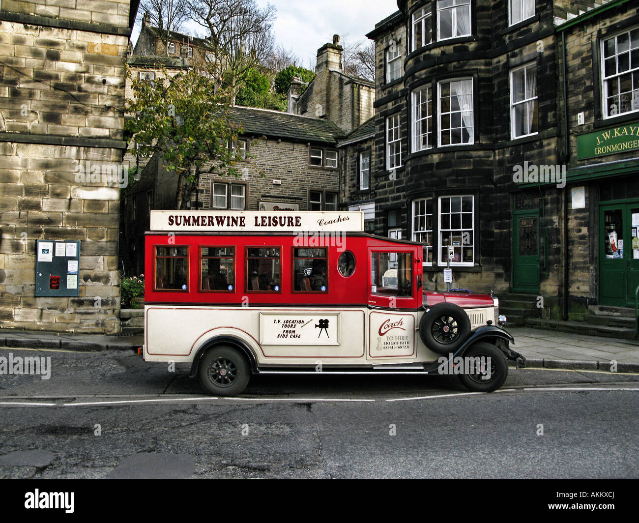 Holmfirth West Yorkshire con autobus d'epoca Foto Stock