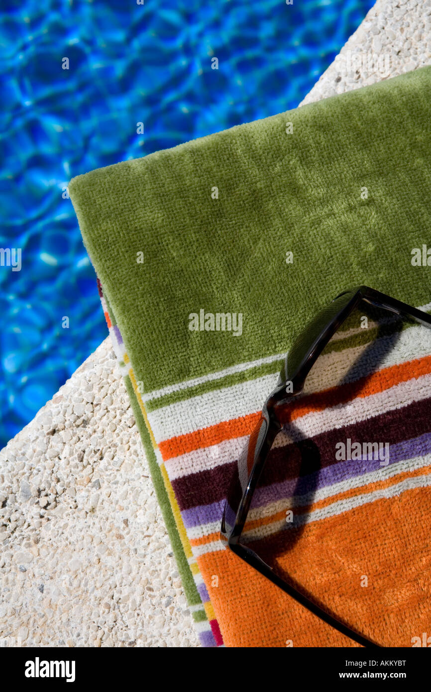 Ripiegate telo da spiaggia e occhiali da sole da piscina Foto Stock