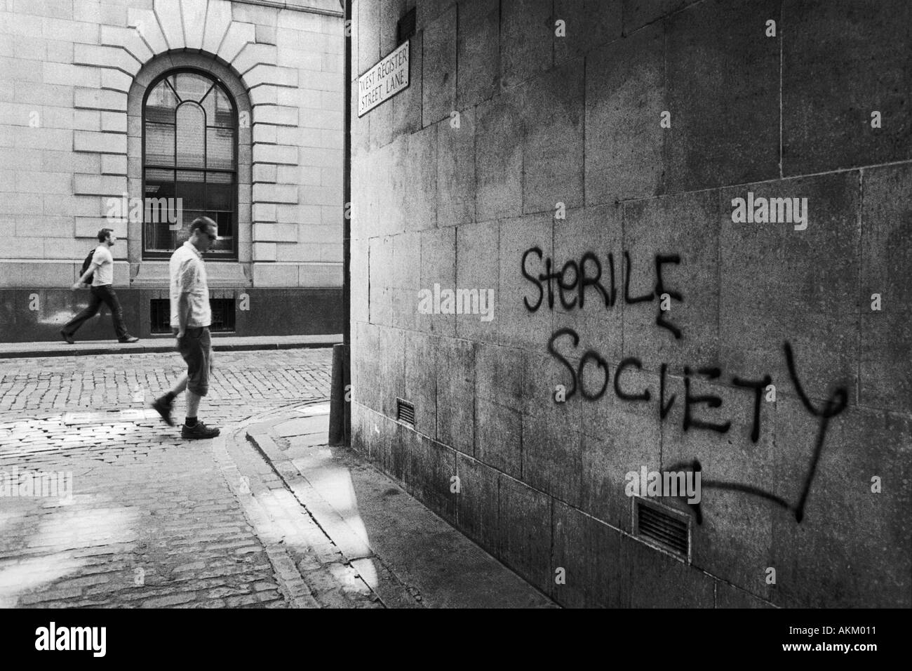 Graffiti e passerby su West Register Street di Edimburgo Foto Stock