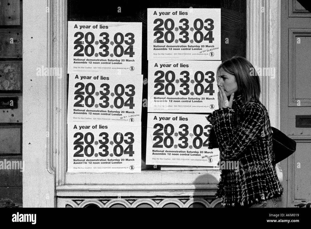 Preoccupato cerca donna a piedi da poster pubblicità proteste contro la guerra in Iraq Foto Stock