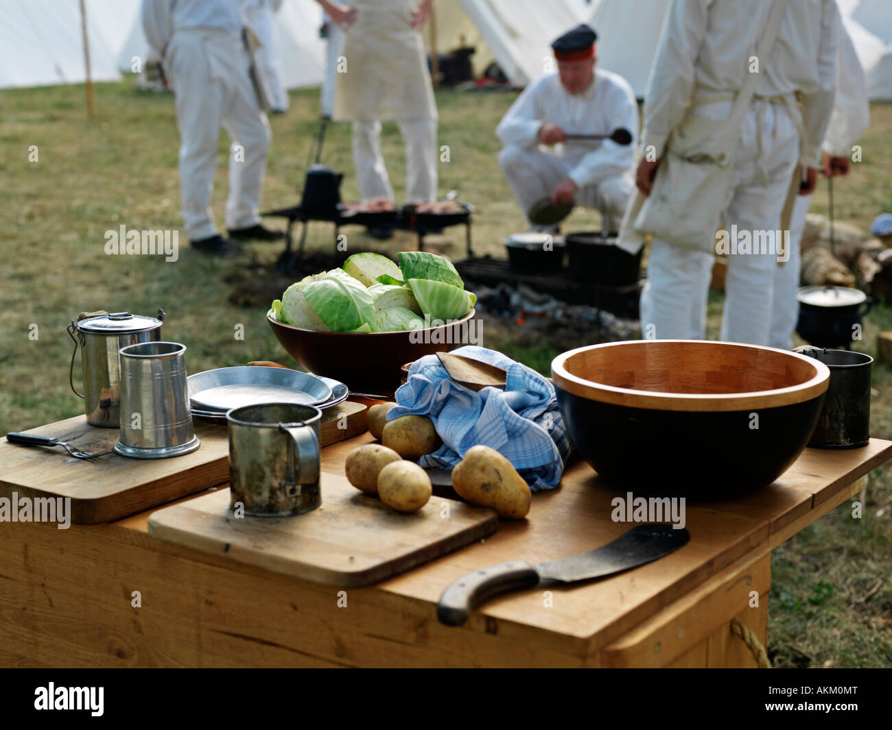 Canada Ontario Fort Erie Old Fort Erie rievocazione storica della guerra di 1812 soldati preparare un pasto all'aperto Foto Stock