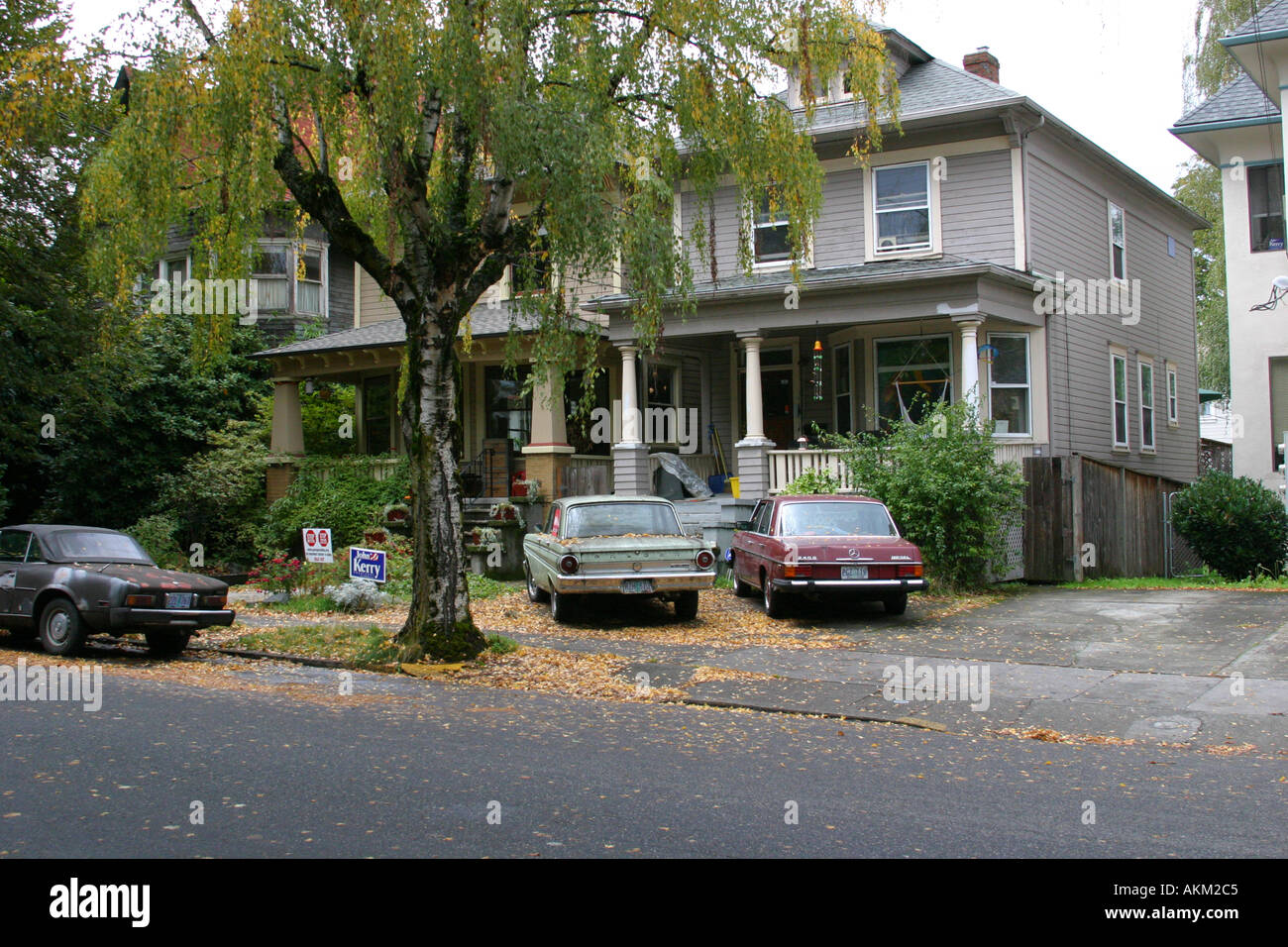 Vecchia auto di fronte a una delle case in NW 23rd district Portland USA Foto Stock