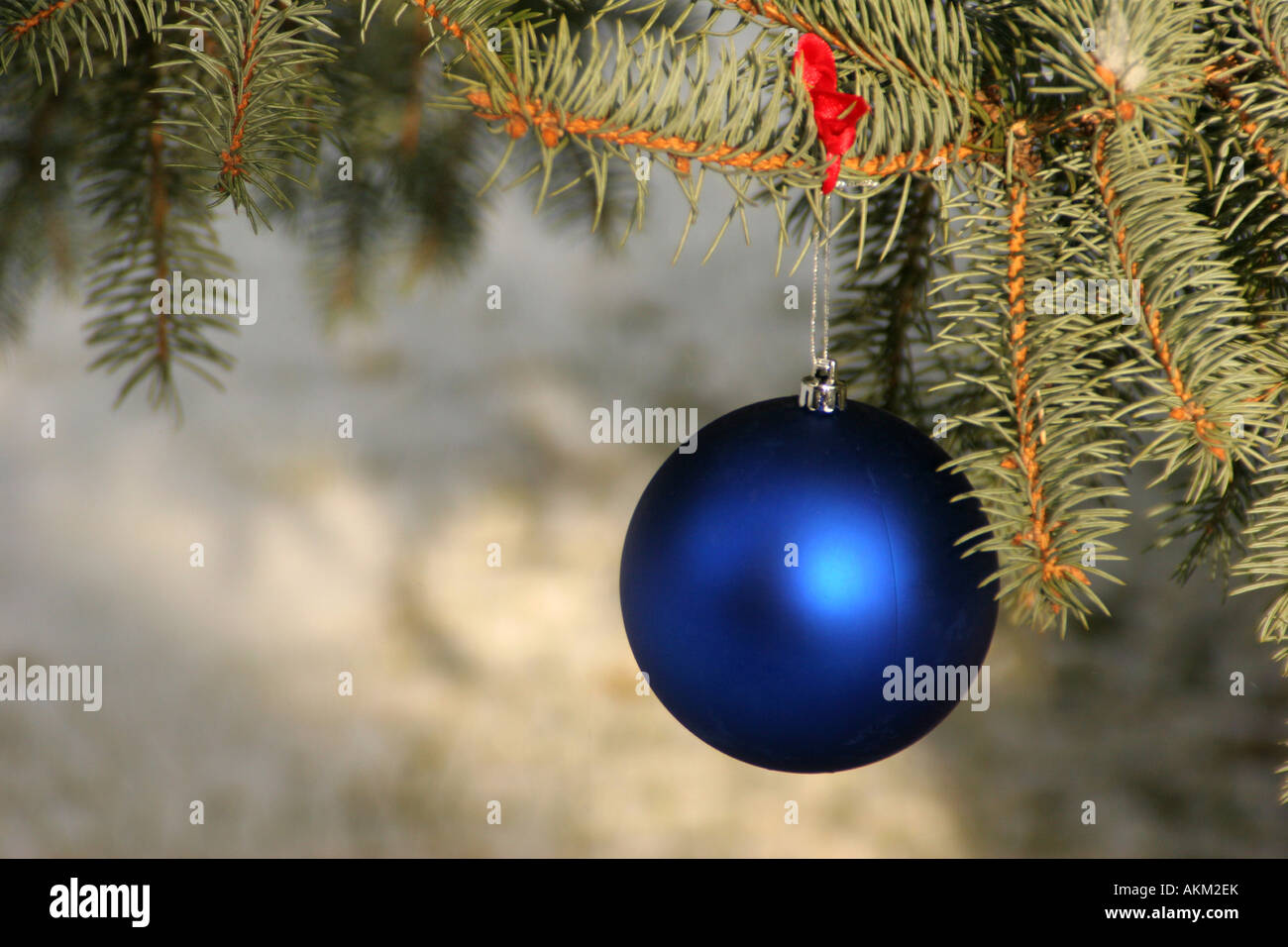 Al di fuori di palla di Natale ornamento appeso a un albero sempreverde albero di Natale in inverno Foto Stock