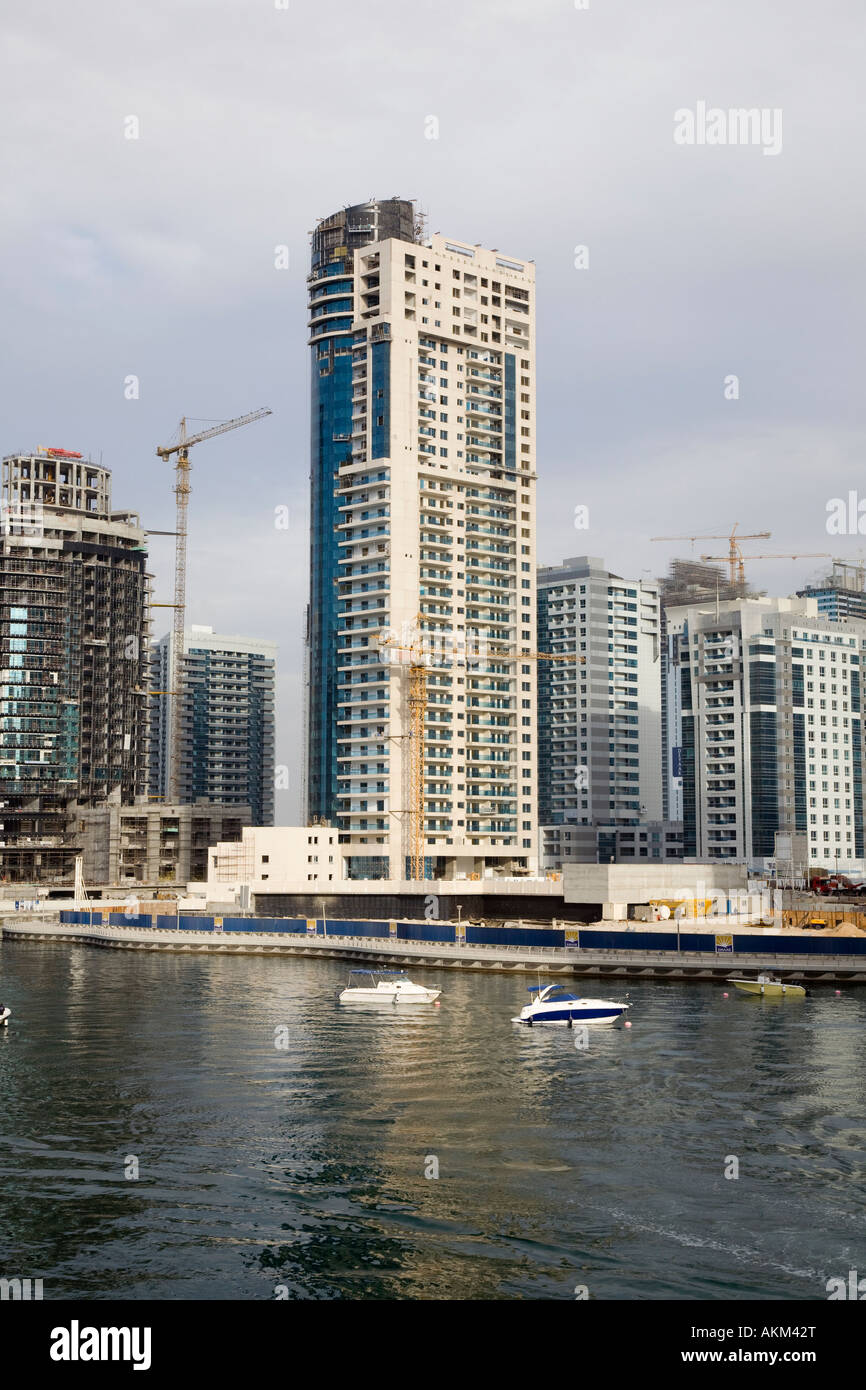 Il grattacielo incompiuta di edifici in costruzione progetti di costruzione negli EMIRATI ARABI UNITI. Nuova Dubai Marina in costruzione - Emirati Arabi Uniti EMIRATI ARABI UNITI Foto Stock