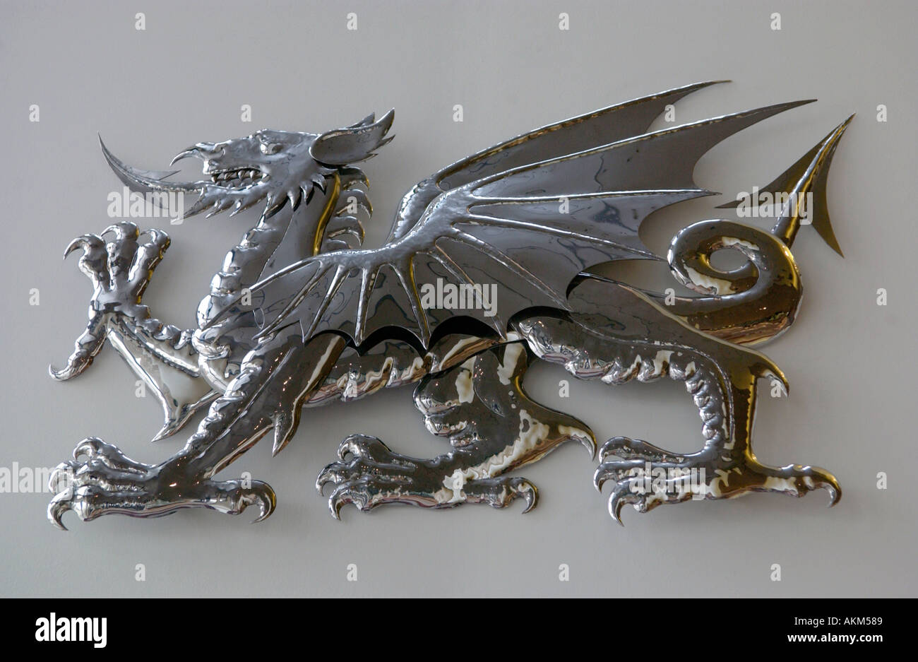 Acciaio inossidabile Welsh dragon nel foyer del Wales Millennium Centre Cardiff Bay South Wales UK Foto Stock