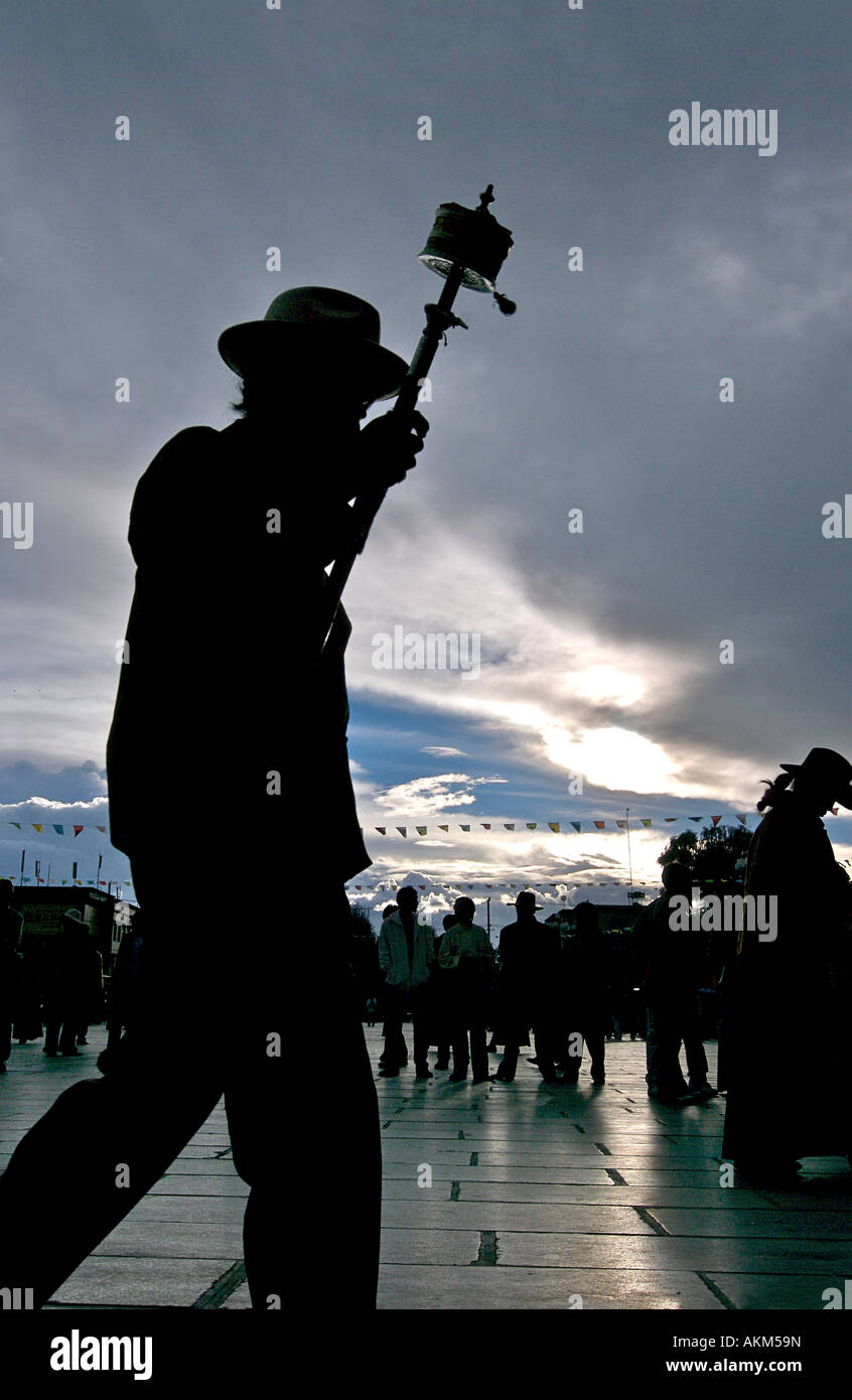 Pellegrino ibetan la filatura di una prayerwheel come egli fa un perumbulation del monastero di Jokhang Piazza Barkhor Lhasa Tibet Foto Stock