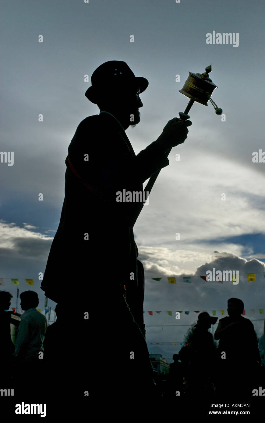 Pellegrino tibetano la filatura di una prayerwheel come egli fa un perumbulation del monastero di Jokhang Piazza Barkhor Lhasa Tibet Foto Stock