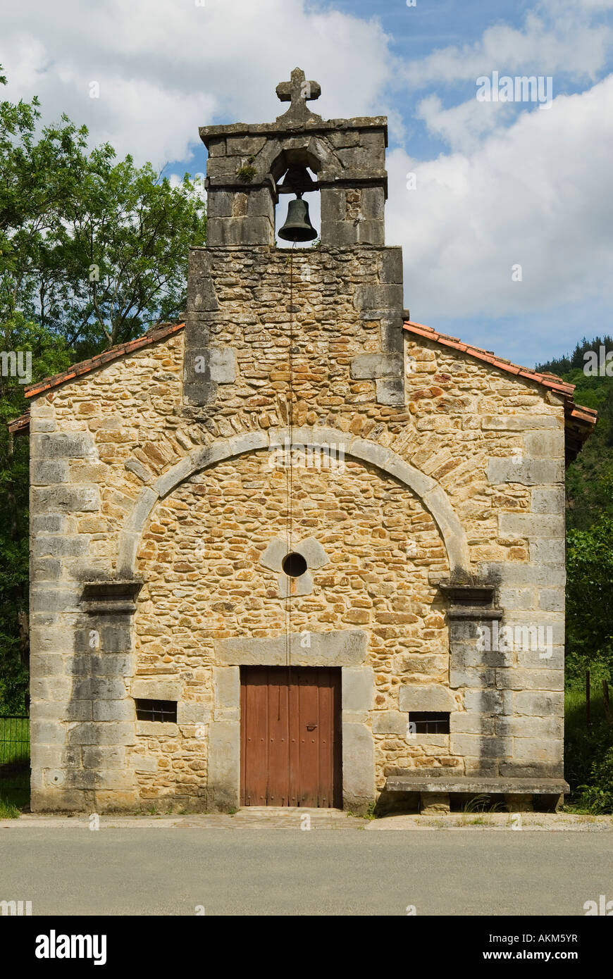 Vecchia Chiesa basca con catena a campana, Zuaza, Paesi Baschi, Spagna Foto Stock