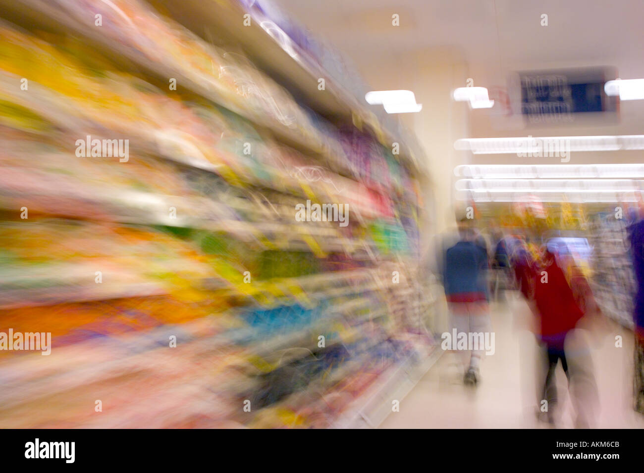 Supermercato shopping sfocato Foto Stock