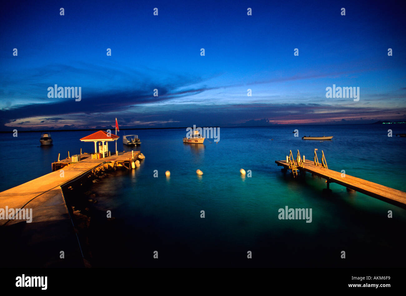 Bonaire Netherland Antillies Cap tn Don s Habitat docks al crepuscolo Foto Stock