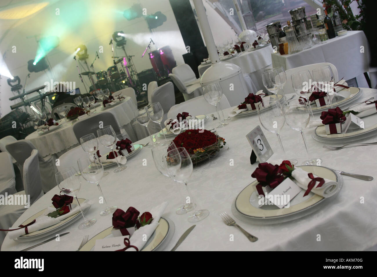 Una vista generale di alcuni tavoli ad un ricevimento di nozze partito. È possibile vedere tutte le posate sui tavoli decorati. Foto Stock