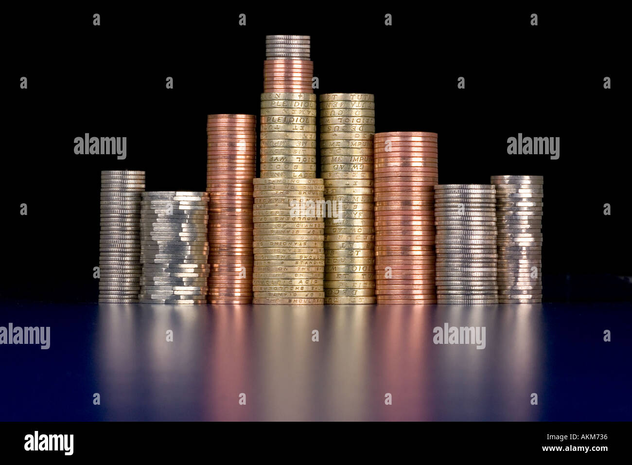 Pile di monete Britanniche sfondo nero Foto Stock