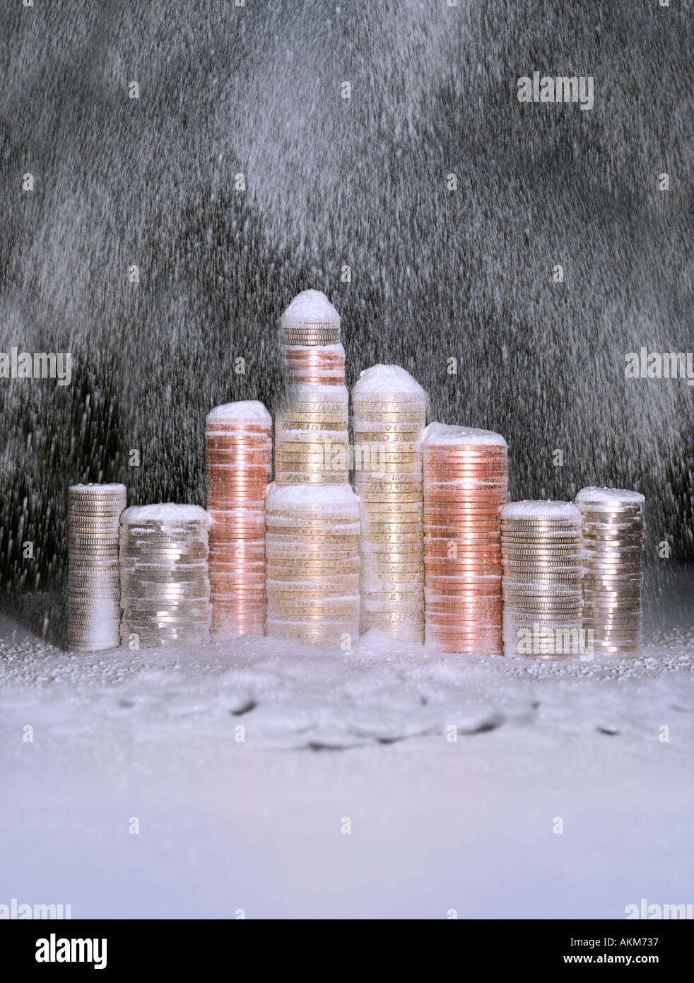 Pile di monete Britanniche nella neve Foto Stock