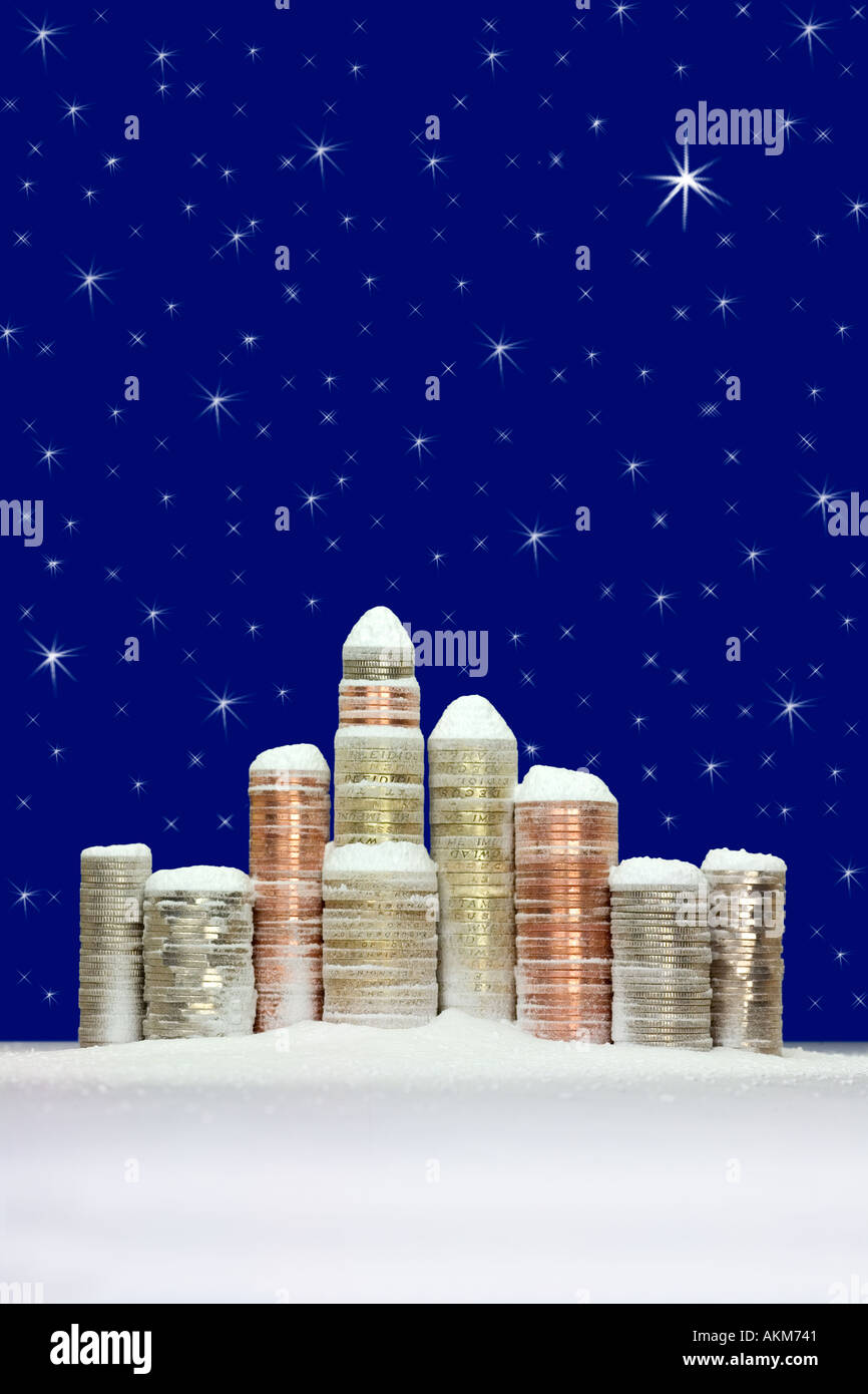Pile di monete Britanniche nella neve e stelle Foto Stock