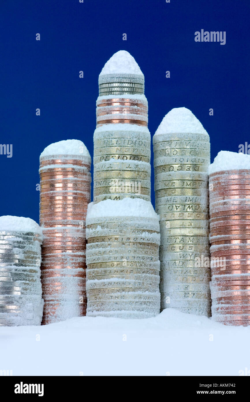 Pile di monete Britanniche nella neve Foto Stock