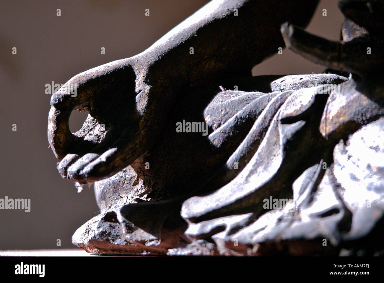 Dettaglio di un mudra sole mani di una scultura in legno di un buddha seduto in Tibet Foto Stock