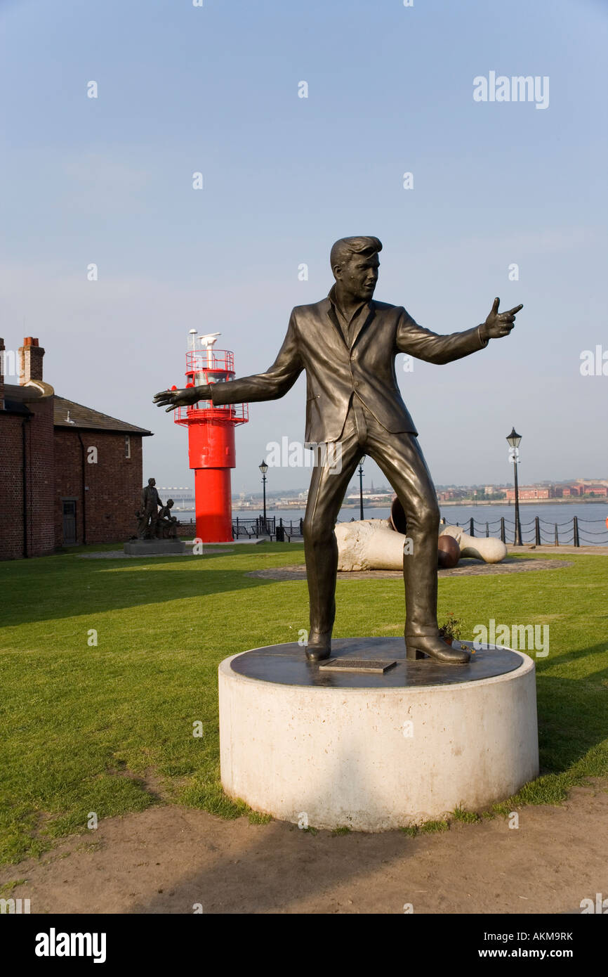 Statua di Billy Fury rock and roll star degli anni Sessanta dall'Albert Dock si affaccia sul fiume Mersey, Liverpool, in Inghilterra Foto Stock