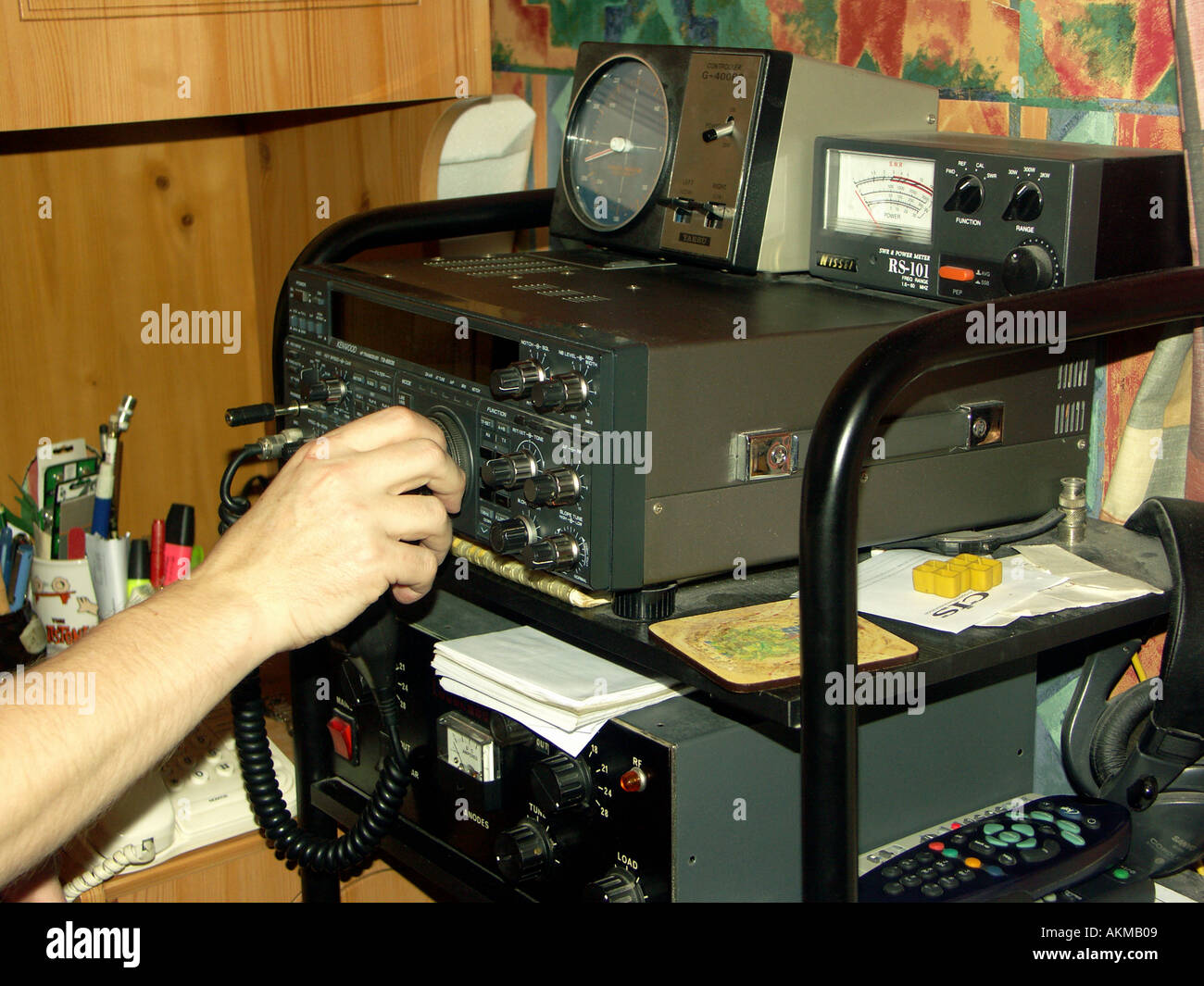 Funzionamento della radio di prosciutto attrezzature.Un dilettante setup in una camera da letto. Foto Stock