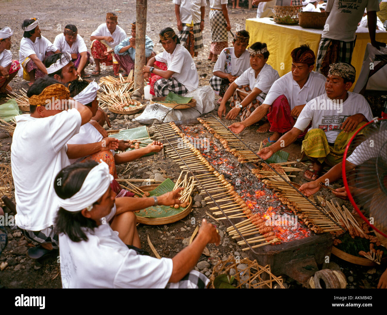 Indonesia Bali Kedewatan Karya Agung festival uomini preparare saté Foto Stock